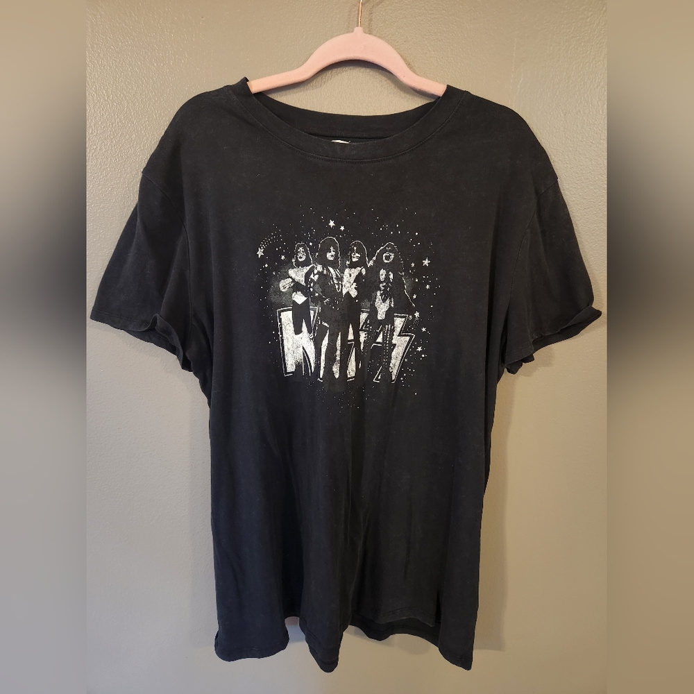 KISS tee